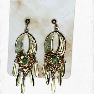 5552. Goldtone Vintage Earrings Green Glass
